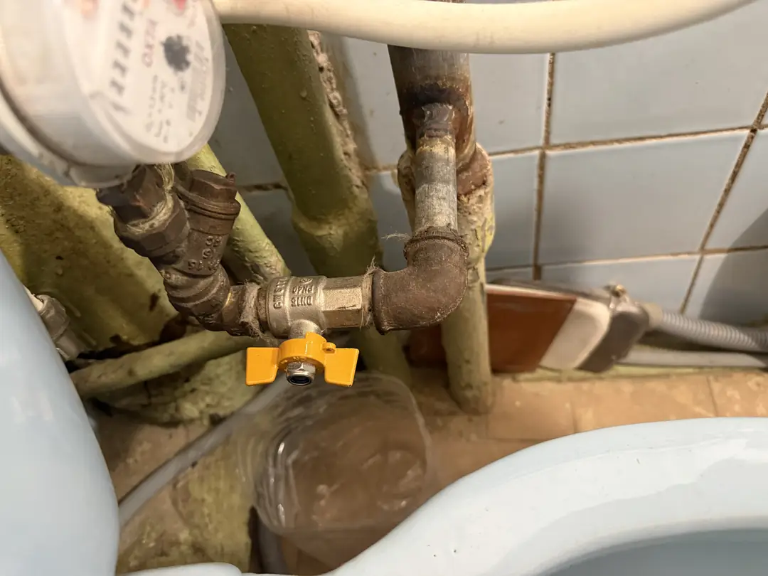 Стояк холодной воды, отвод, запорный кран и счётчик в санузле